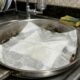 Colocar uma folha de papel na panela antes de dormir: para que serve o truque e por que ela pode ajudar na limpeza de gordura