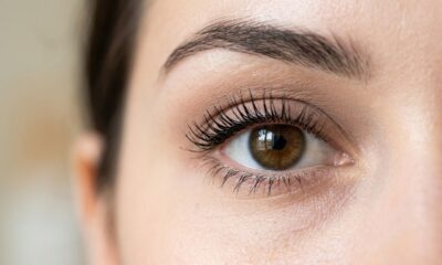 Especialistas em beleza concordam: se o rímel borra abaixo dos olhos ao longo do dia, o problema nem sempre está na máscara, mas no contato com oleosidade e produtos da pele