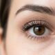 Especialistas em beleza concordam: se o rímel borra abaixo dos olhos ao longo do dia, o problema nem sempre está na máscara, mas no contato com oleosidade e produtos da pele