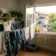 Secar a roupa dentro de casa parece normal no Brasil, mas na Alemanha a recomendação é abrir as janelas 3 vezes ao dia para evitar mofo nas paredes 