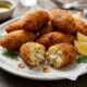 Chefs de cozinha afirmam: “Para o bolinho de bacalhau ficar crocante e não desmanchar durante a fritura, não utilize batatas encharcadas de água, mas escorra e amasse bem antes de juntar ao peixe”