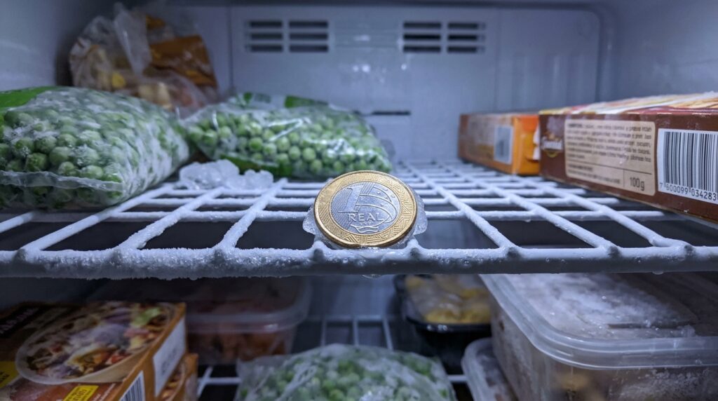Colocar uma moeda de 1 real em cima de um copo na geladeira: para que serve e por que recomendam