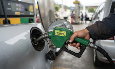 Posto coloca etanol em carro a gasolina por engano, motor funde na hora e empresa paga motor novo de R$ 22 mil e carro reserva por 30 dias