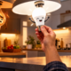 Família troca lâmpadas antigas por modelos de LED na cozinha e descobre como a mudança pode diminuir o consumo de eletricidade sem comprometer a iluminação do ambiente