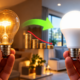 Família troca as lâmpadas antigas por modelos de LED para gastar menos eletricidade e descobre quanto a mudança pode representar de economia no orçamento doméstico ao longo de um ano