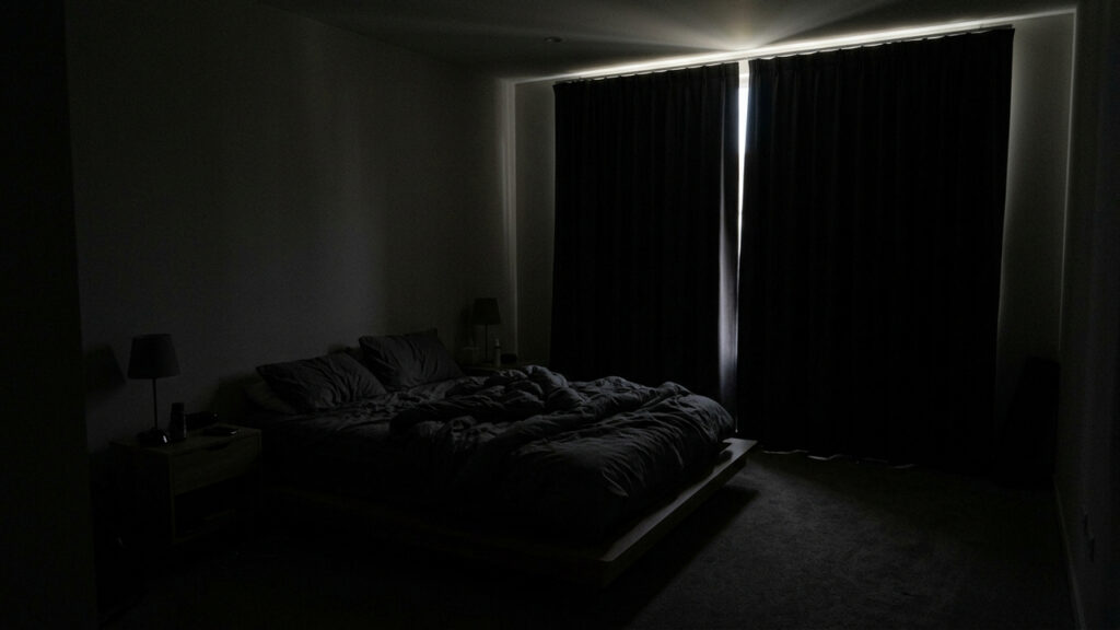 Cortina blackout romana, rolo ou tecido tradicional: o teste prático de vedação que mostra qual bloqueia 100% da luz no quarto