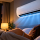 Família substitui o ventilador por um ar-condicionado durante as noites mais quentes e descobre como a temperatura escolhida, as horas de uso e a eficiência do aparelho podem alterar os gastos mensais