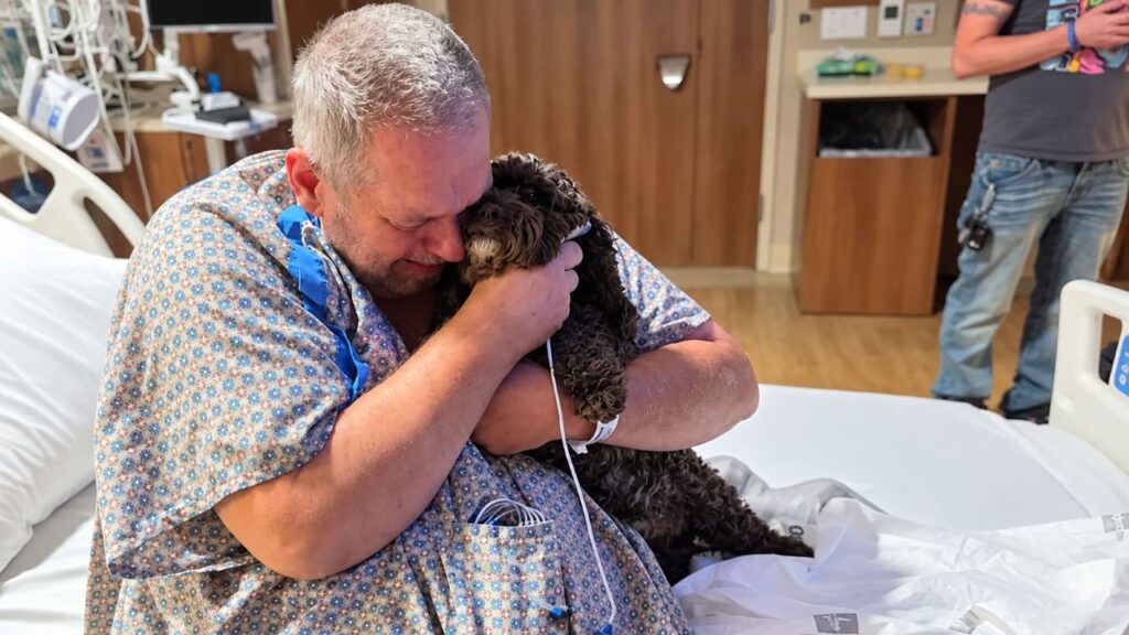 Cão de resgate fareja mudança no avô e alerta inesperado leva família a descobrir insuficiência renal a tempo
