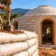Casas construídas com sacos de terra empilhados formam paredes espessas e mostram como uma técnica alternativa aproveita materiais simples para criar abrigos
