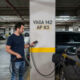 Construtora entrega prédio sem ponto de recarga de carro elétrico prometido em folheto e moradores ganham desconto de R$ 15 mil cada
