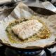 Chefs de cozinha explicam: "Para o peixe não grudar nem se desfazer na frigideira, o truque é untar o papel-manteiga com um pouco de azeite antes de cozinhar"