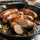 Chefs de cozinha afirmam: “Se você quer uma linguiça dourada por fora e bem cozida por dentro, não comece com o fogo alto demais, pois isso pode queimar a casquinha antes de cozinhar o interior”