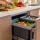 Especialistas em organização mostram por que colocar a lixeira embaixo da pia pode atrapalhar o preparo das refeições e qual alternativa deixa a cozinha mais prática no dia a dia