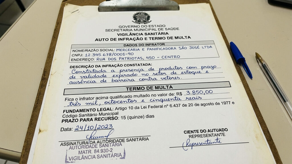 "O galinheiro dele exala um mau cheiro insuportável na minha janela": morador aciona a vigilância sanitária e vizinho é multado