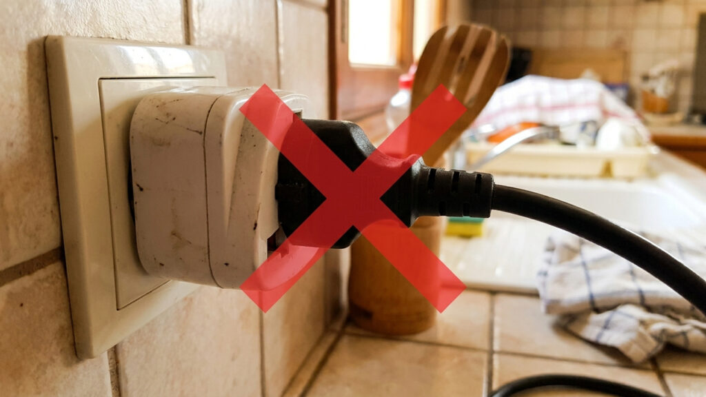 Adeus curto-circuito na cozinha: por que você nunca deve ligar a airfryer ou o forno elétrico em adaptadores benjamim