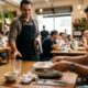 De acordo com especialistas em psicologia, quem empilha os pratos no restaurante pode não estar apenas sendo prestativo, mas mostrando que percebe e valoriza o esforço de quem atende