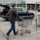 A psicologia sugere que devolver o carrinho do supermercado pode refletir mais do que organização, envolvendo cooperação, responsabilidade e respeito por pequenas regras coletivas