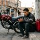 Jovem financia a primeira moto 0 km para trabalhar com entregas e descobre que o seguro anual custa quase o mesmo que cinco parcelas do financiamento