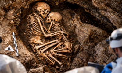 Dois esqueletos permaneceram abraçados mais de 12 mil anos, mas uma análise genética finalmente revelou a verdadeira relação entre eles