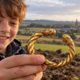 Garoto de 12 anos caminhava por uma trilha na Europa quando encontrou um bracelete de ouro de 1.800 anos escondido sob a terra