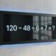 Painel digital preto com a expressão matemática 120 − 48 ÷ 6 × 7 = ? em números brancos, apresentando um desafio de cálculo mental. - Imagem ilustrativa criada por inteligência artificial