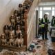 Equipes de resgate chegam para uma simples verificação de bem-estar e encontram 84 spaniels enfileirados no local, todos esperando por ajuda