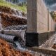Morador constrói um muro para proteger o quintal e descobre por que a drenagem, a fundação e a impermeabilização podem fazer toda a diferença durante os períodos de chuva