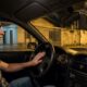 Motorista chegou para buscar a esposa às 23h e buzinou na porta, como fazia há anos, até descobrir que o Código de Trânsito proíbe o uso da buzina entre 22h e 6h nas áreas urbanas