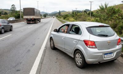 Motorista para no acostamento da rodovia só para atender uma ligação rápida, é abordado pela polícia e descobre que parar ali sem emergência é infração grave, com multa e 5 pontos