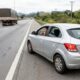 Motorista para no acostamento da rodovia só para atender uma ligação rápida, é abordado pela polícia e descobre que parar ali sem emergência é infração grave, com multa e 5 pontos