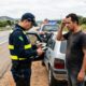 Motorista se recusa a soprar o bafômetro, recebe suspensão de 12 meses e continua dirigindo para trabalhar, até ser parado novamente e descobrir que pode perder a CNH por mais tempo