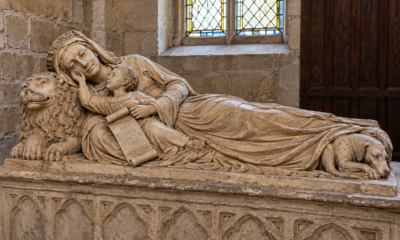 Túmulo medieval de quase mil anos guarda uma inscrição dedicada a uma mãe que perdeu o filho, e as palavras preservadas na pedra revelaram a dimensão do luto em uma comunidade da Idade Média