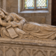 Túmulo medieval de quase mil anos guarda uma inscrição dedicada a uma mãe que perdeu o filho, e as palavras preservadas na pedra revelaram a dimensão do luto em uma comunidade da Idade Média