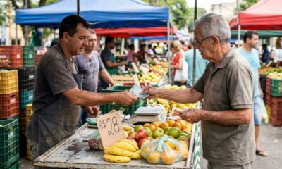 Um aposentado foi à feira com R$ 100, gastou R$ 28 em frutas e R$ 37 em verduras: quanto dinheiro sobra no bolso?