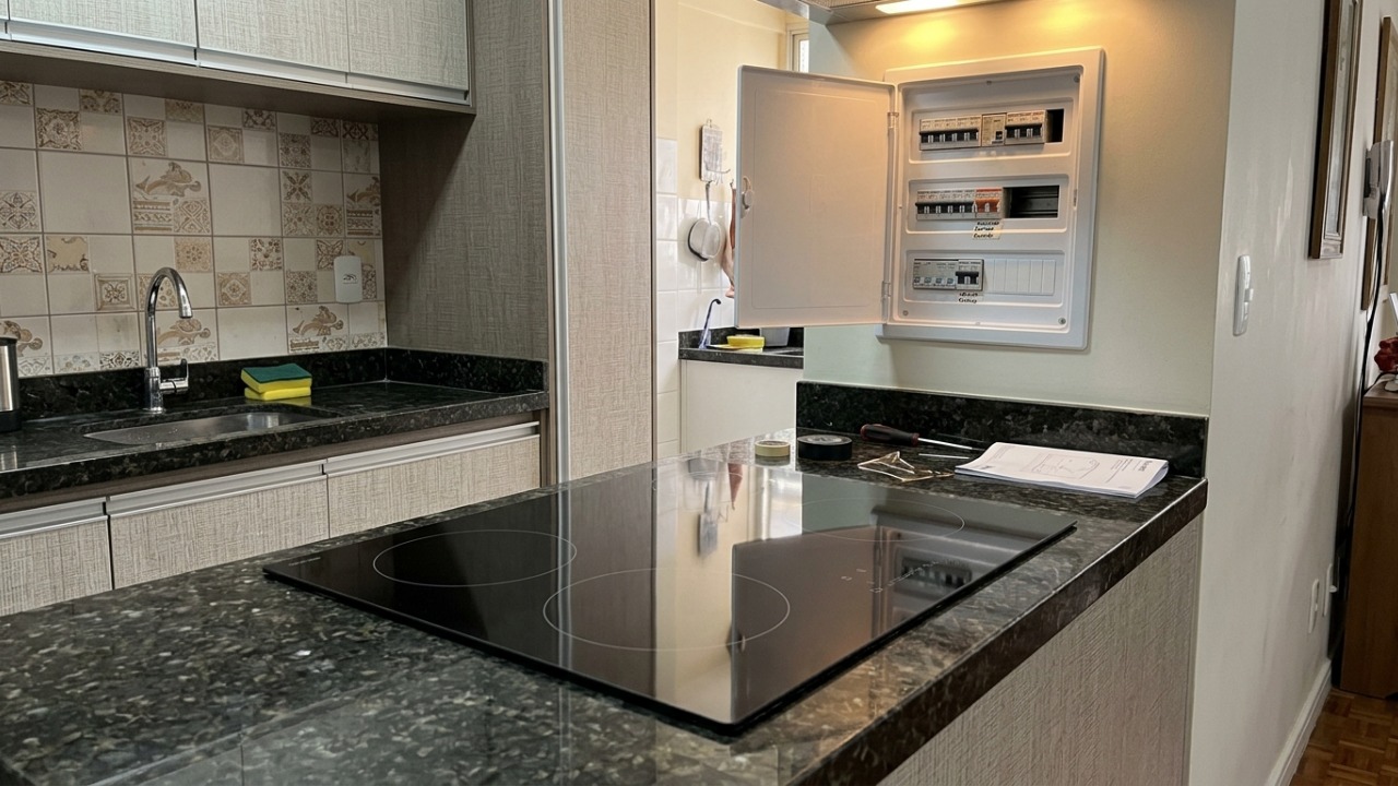 Morador instala um cooktop elétrico para modernizar a cozinha e descobre que o aparelho pode exigir circuito exclusivo antes mesmo do primeiro uso