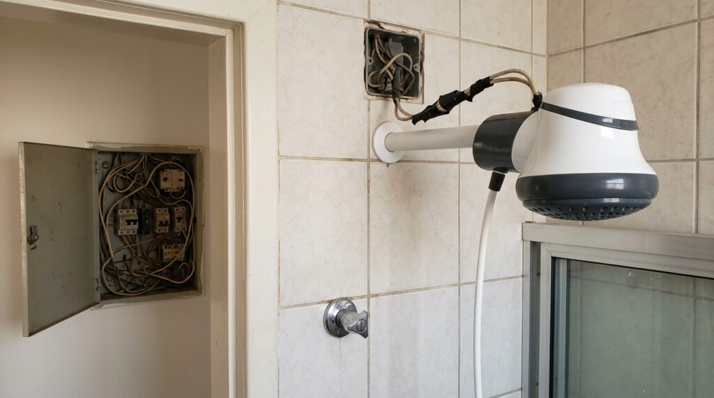 Eletricista vai trocar chuveiro de 7.500 W em residência antiga, encontra cabos de 2,5 mm² no circuito e alerta que instalar o aparelho sem avaliar a rede elétrica pode colocar toda a casa em risco