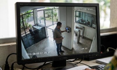 Funcionário com 11 anos de empresa bate o ponto de um colega atrasado como favor, é flagrado pelas câmeras e perde cerca de R$ 60 mil em verbas ao ser demitido por justa causa