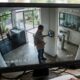 Funcionário com 11 anos de empresa bate o ponto de um colega atrasado como favor, é flagrado pelas câmeras e perde cerca de R$ 60 mil em verbas ao ser demitido por justa causa