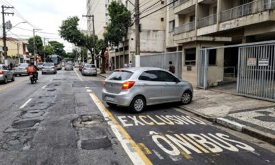 Motorista invade faixa exclusiva de ônibus para entrar na garagem de casa e juiz anula a multa de R$ 293 por comprovação de acesso ao lote