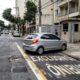 Motorista invade faixa exclusiva de ônibus para entrar na garagem de casa e juiz anula a multa de R$ 293 por comprovação de acesso ao lote