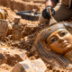 Morador cavava o quintal para instalar uma piscina quando encontrou um conjunto de artefatos egípcios preservados sob a terra e revelou uma descoberta arqueológica extraordinária