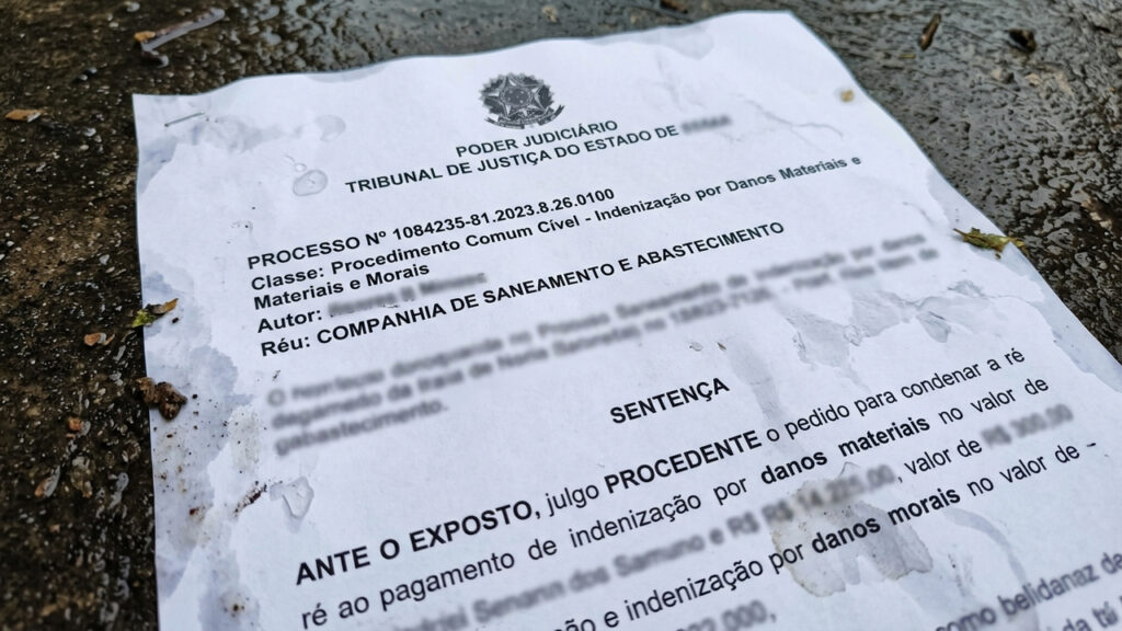 Esgoto da rua transborda pelo vaso sanitário após chuva forte, destrói móveis e companhia de saneamento é condenada a pagar R$ 25 mil