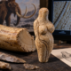 Há 18 mil anos, artistas da Era do Gelo esculpiram figuras em marfim de mamute e usaram as linhas naturais das presas para criar detalhes que surpreendem pesquisadores até hoje