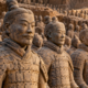 Após 2.000 anos, um exército de milhares de soldados de terracota na China continua surpreendendo pesquisadores que tentam descobrir como artesãos conseguiram criar rostos tão diferentes para cada guerreiro