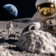 Em 1971, astronautas da Apollo 15 encontraram uma rocha branca posteriormente identificada como parte da antiga crosta lunar; a "Rocha Gênesis" foi estimada em cerca de quatro bilhões de anos