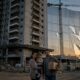 Família compra apartamento na planta com entrega prevista para março, o prazo estoura em 11 meses e ela descobre o que a lei garante depois dos 180 dias de tolerância