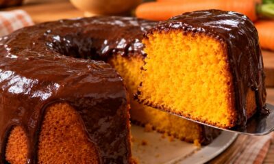 Bolo de cenoura fica macio nas bordas, mas apresenta uma faixa solada no fundo da forma, e um erro na proporção dos ingredientes pode explicar por que a massa não cresceu de maneira uniforme