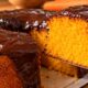 Bolo de cenoura fica macio nas bordas, mas apresenta uma faixa solada no fundo da forma, e um erro na proporção dos ingredientes pode explicar por que a massa não cresceu de maneira uniforme