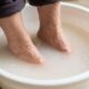 Lavar os pés com aveia coloidal e água morna: para que serve a mistura e por que o banho de 5 a 10 minutos pode ajudar a reduzir a coceira e aliviar a irritação causada pelo ressecamento