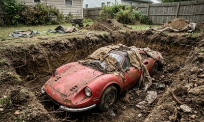 Crianças brincavam de cavar no jardim e acharam uma Ferrari Dino 246 GTS de 1974 enterrada no terreno, envolvida em plástico e preservada pela seca